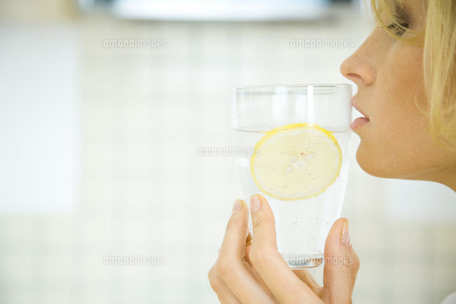 Woman holding a glass of water with a slice of lemon
(c)Rafal Strzechowski/PhotoAlto