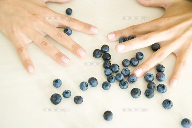 Hands with fingers spread above scattered blue berries
(c)Rafal Strzechowski/PhotoAlto