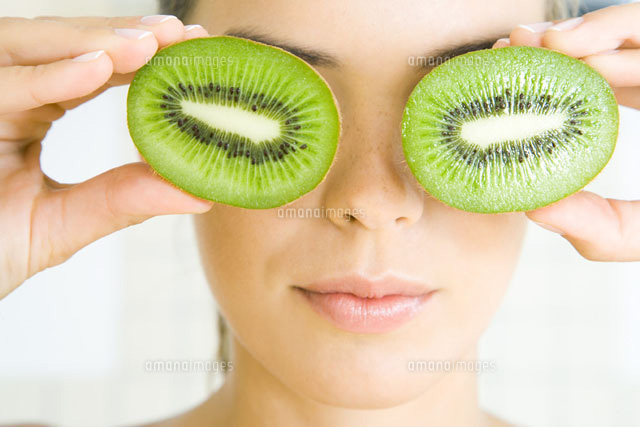 Woman holding kiwi halves in front of her eyes,smiling
(c)Rafal Strzechowski/PhotoAlto