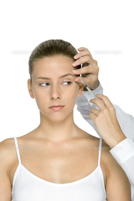 Young woman receiving Botox injection
(c)Alix Minde/PhotoAlto