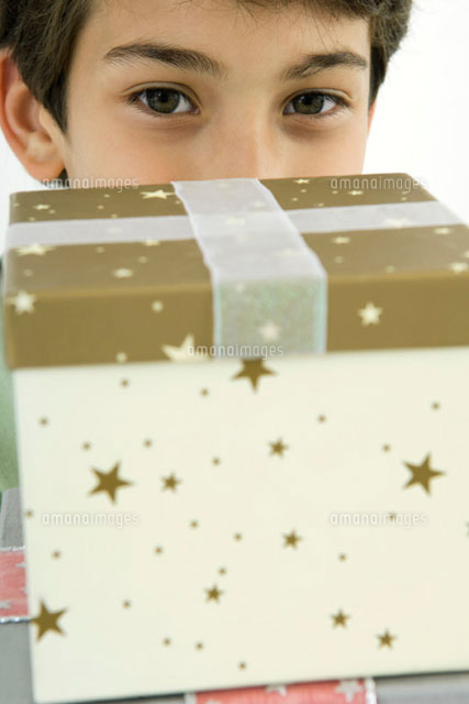 Boy looking over presents at camera,close-up
(c)Odilon Dimier/PhotoAlto