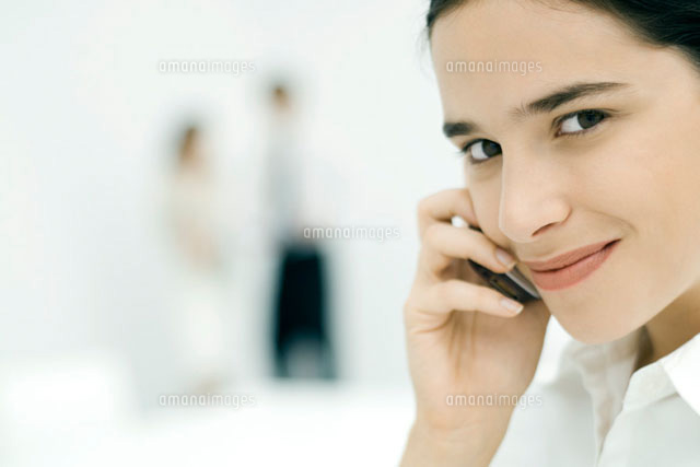 Woman using cell phone,smiling at camera,close-up
(c)Eric Audras/PhotoAlto
