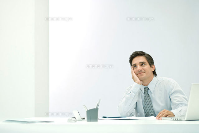 Male professional daydreaming at desk,hand under chin
(c)Eric Audras/PhotoAlto