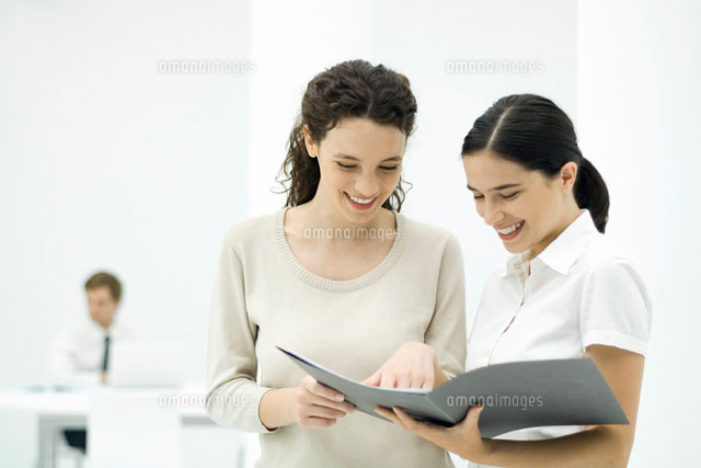 Female colleagues looking at document together,smiling
(c)Eric Audras/PhotoAlto