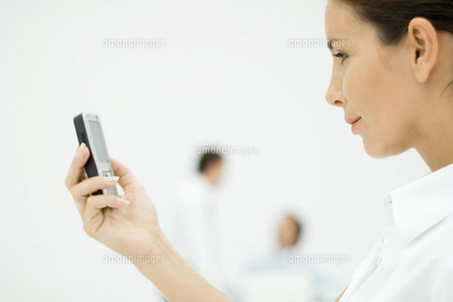 Woman looking at cell phone,side view,cropped
(c)Eric Audras/PhotoAlto