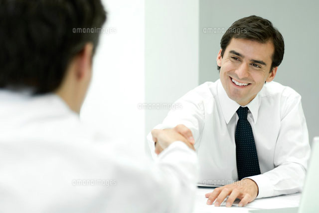 Two businessmen shaking hands,over the shoulder view
(c)Eric Audras/PhotoAlto