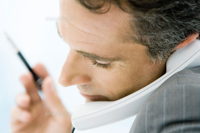 Man holding phone between chin and shoulder
(c)Alix Minde/PhotoAlto