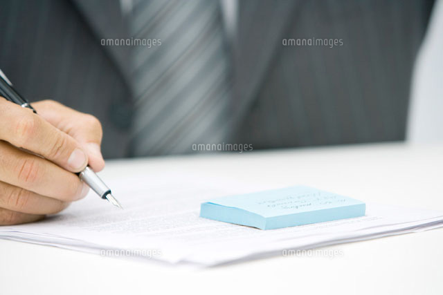 Man with adhesive note and document,holding pen
(c)Alix Minde/PhotoAlto