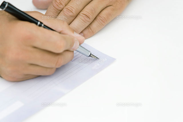 Hand signing document,close-up
(c)Alix Minde/PhotoAlto