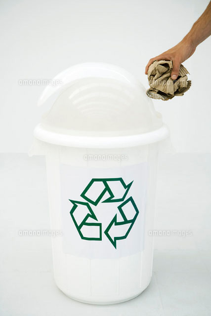 Man’s hand placing cardboard in recycling bin,cropped
(c)Sigrid Olsson/PhotoAlto