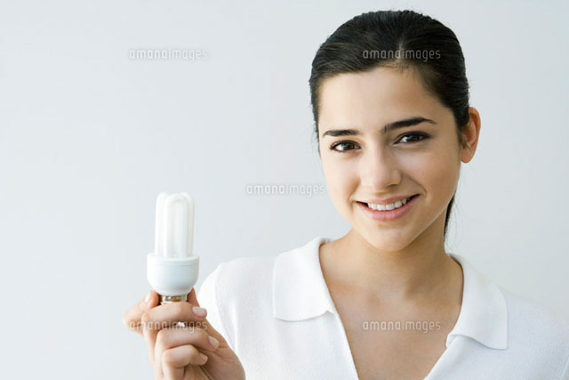 Young woman holding energy-saving light bulb
(c)Sigrid Olsson/PhotoAlto