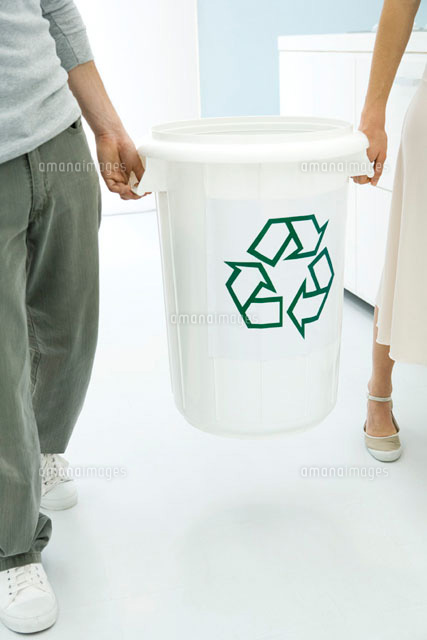 Two people carrying recycling bin together,cropped view
(c)Sigrid Olsson/PhotoAlto