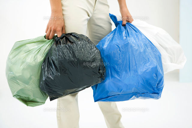 Female carrying several bags of garbage,cropped view
(c)Sigrid Olsson/PhotoAlto