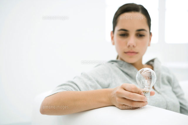 Teen girl looking at light bulb,focus on foreground
(c)Sigrid Olsson/PhotoAlto