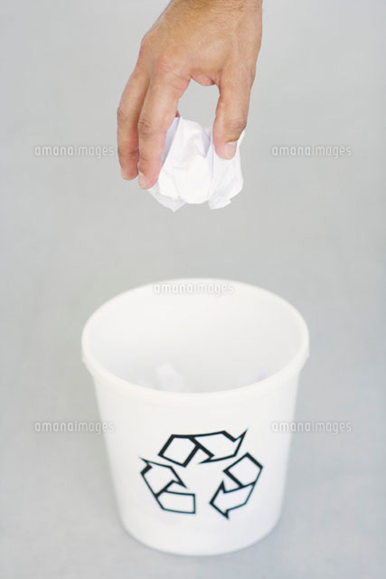 Hand holding crumpled paper above recycle bin,close-up
(c)Sigrid Olsson/PhotoAlto