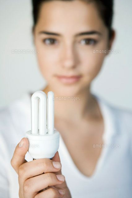 Young woman holding energy efficient light bulb
(c)Sigrid Olsson/PhotoAlto