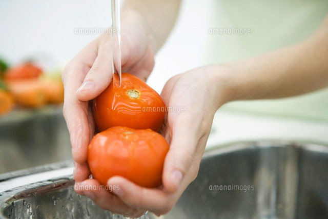 Person rinsing tomatoes in sink,cropped view of hands
(c)Sigrid Olsson/PhotoAlto