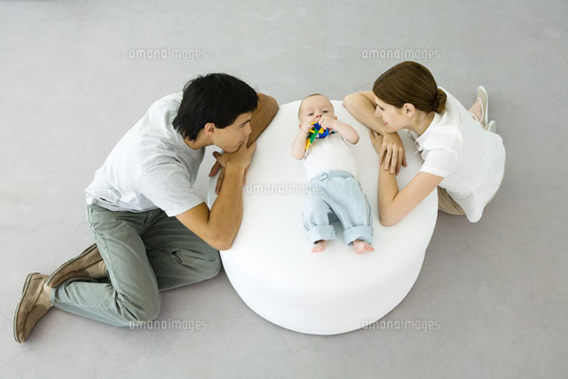Parents leaning against ottoman,looking at baby lying
(c)Ale Ventura/PhotoAlto