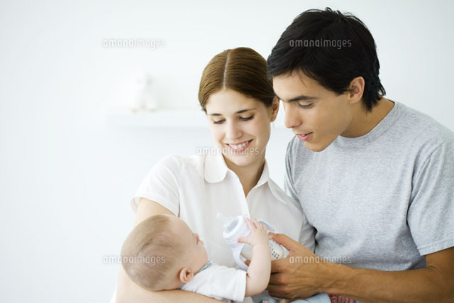 Parents smiling down at baby
(c)Ale Ventura/PhotoAlto