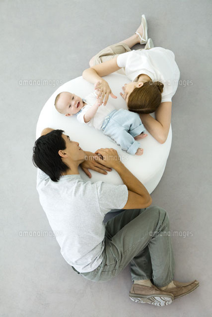 Parents and baby relaxing,baby holding mother’s hand
(c)Ale Ventura/PhotoAlto