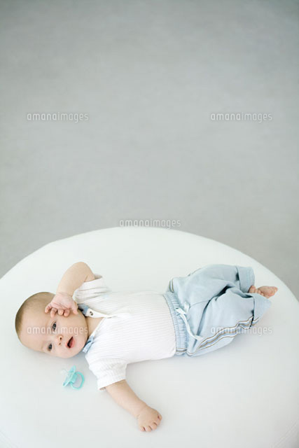 Baby lying beside pacifier,overhead view
(c)Ale Ventura/PhotoAlto
