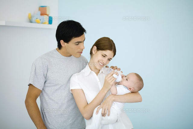 Mother feeding baby with a bottle,husband watching
(c)Ale Ventura/PhotoAlto
