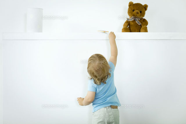 Toddler reaching for lollipop on high shelf,rear view
(c)Ale Ventura/PhotoAlto