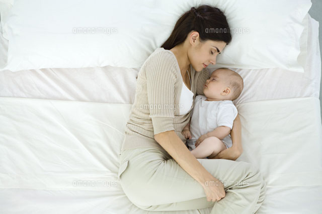 Mother and baby sleeping on bed,overhead view
(c)Ale Ventura/PhotoAlto