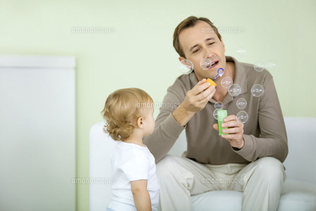 Father and toddler blowing bubbles together
(c)Ale Ventura/PhotoAlto
