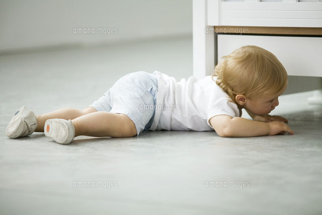 Toddler crawling on the ground,peeking under crib
(c)Ale Ventura/PhotoAlto