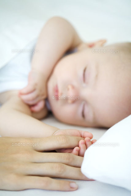 Adult holding sleeping baby’s hand,cropped view
(c)Ale Ventura/PhotoAlto
