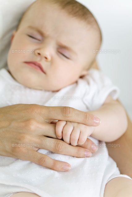 Baby sleeping,holding mother’s finger,cropped view
(c)Ale Ventura/PhotoAlto