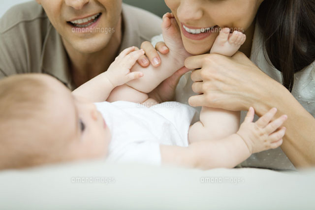 Parents smiling down at baby,mother holding baby’s feet
(c)Ale Ventura/PhotoAlto