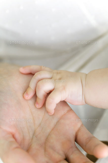 Baby’s hand holding adult’s hand,close-up
(c)Ale Ventura/PhotoAlto