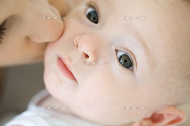 Infant looking at camera,mother kissing cheek,cropped
(c)Ale Ventura/PhotoAlto