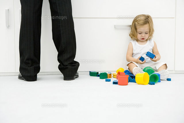 Girl sitting on the ground beside father’s legs
(c)Sigrid Olsson/PhotoAlto
