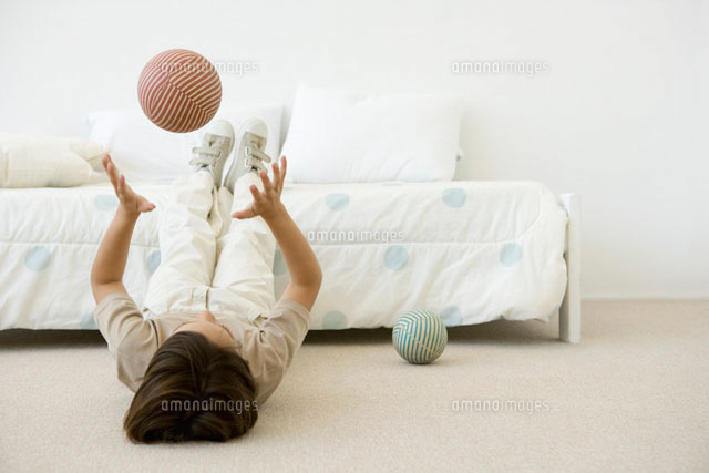 Boy lying on the ground in bedroom
(c)Sigrid Olsson/PhotoAlto