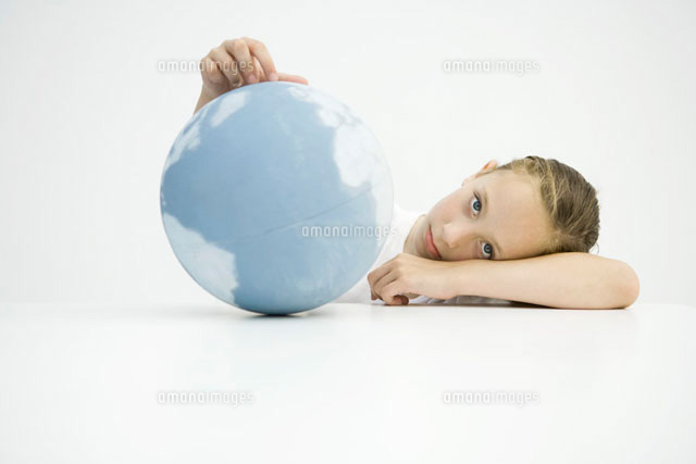 Girl holding globe,head resting on arms
(c)Sigrid Olsson/PhotoAlto