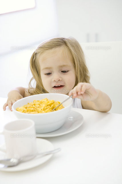 Toddler girl reaching to eat bowl of cereal
(c)Sigrid Olsson/PhotoAlto