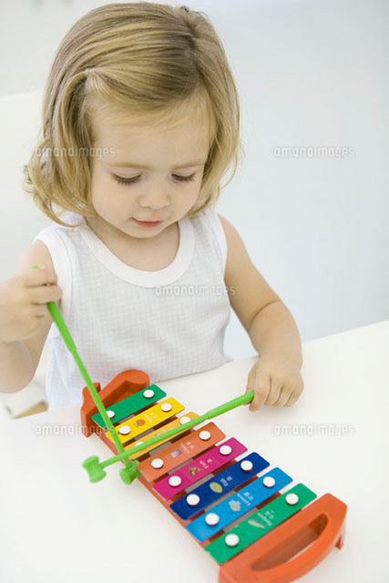 Toddler girl playing xylophone,high angle view
(c)Sigrid Olsson/PhotoAlto