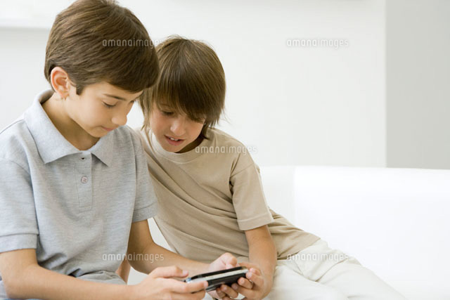 Two boys playing handheld video game together
(c)Sigrid Olsson/PhotoAlto