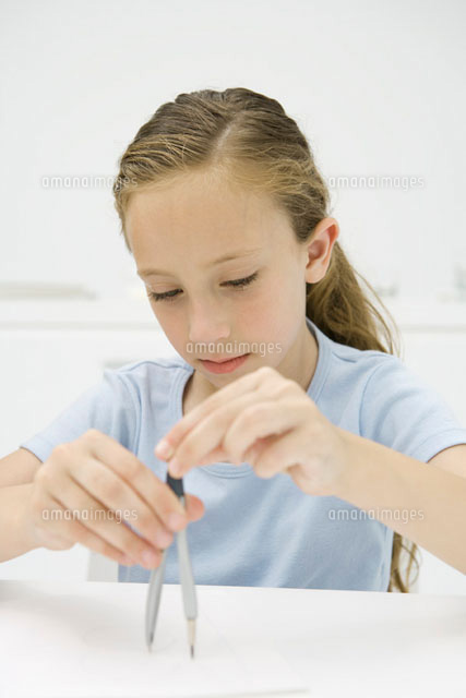 Girl drawing with compass
(c)Sigrid Olsson/PhotoAlto