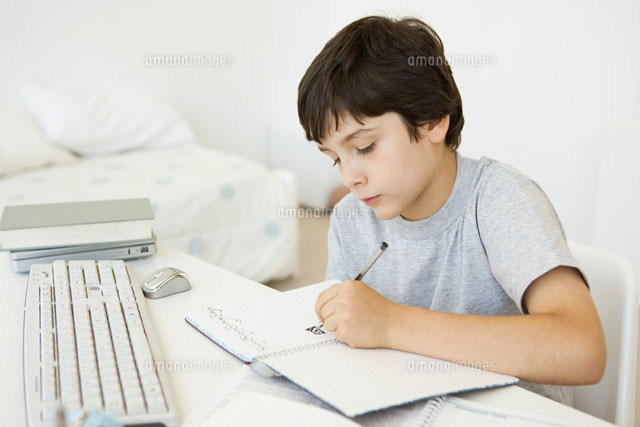 Boy sitting at desk in bedroom,doodling in notebook
(c)Sigrid Olsson/PhotoAlto