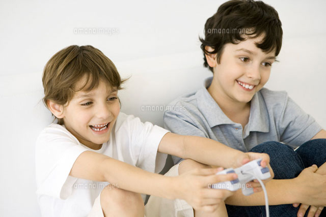 Boys playing video game together,one holding controller
(c)Sigrid Olsson/PhotoAlto