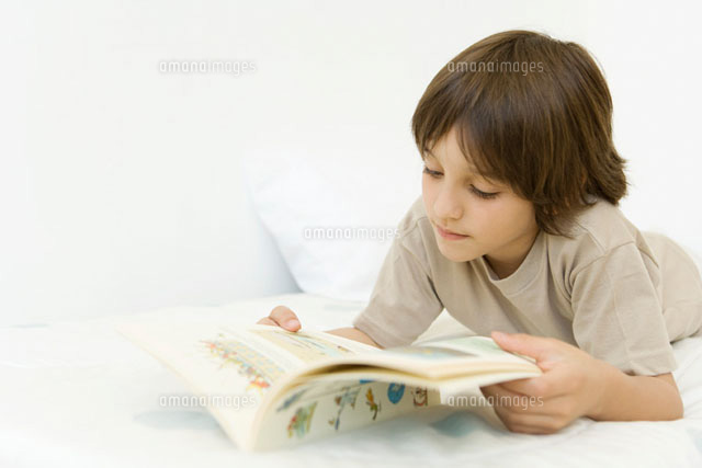 Boy lying on stomach,reading book
(c)Sigrid Olsson/PhotoAlto