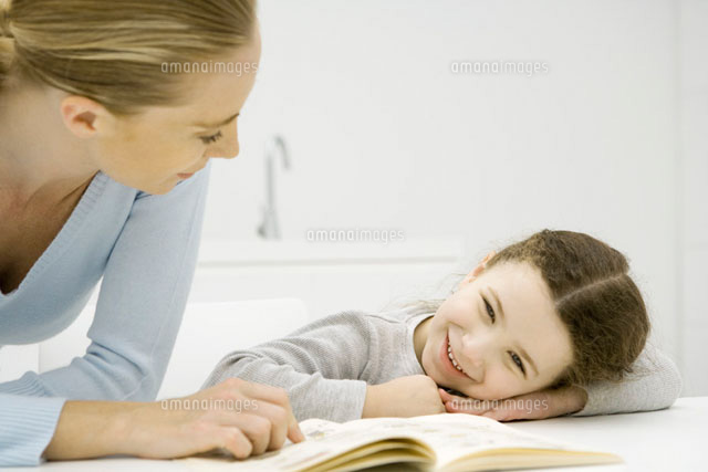 Mother and daughter looking at book together
(c)Sigrid Olsson/PhotoAlto