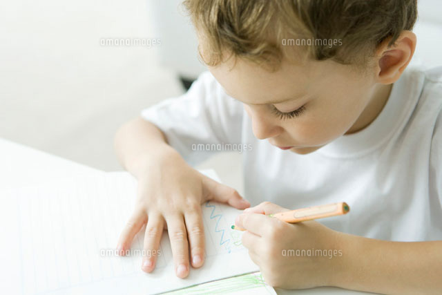 Little boy sitting at table,drawing with colored pencil
(c)Sigrid Olsson/PhotoAlto