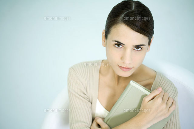 Woman holding book,looking up at camera
(c)Ale Ventura/PhotoAlto