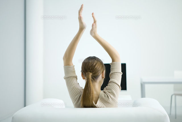 Woman watching TV,arms raised in the air,rear view
(c)Ale Ventura/PhotoAlto