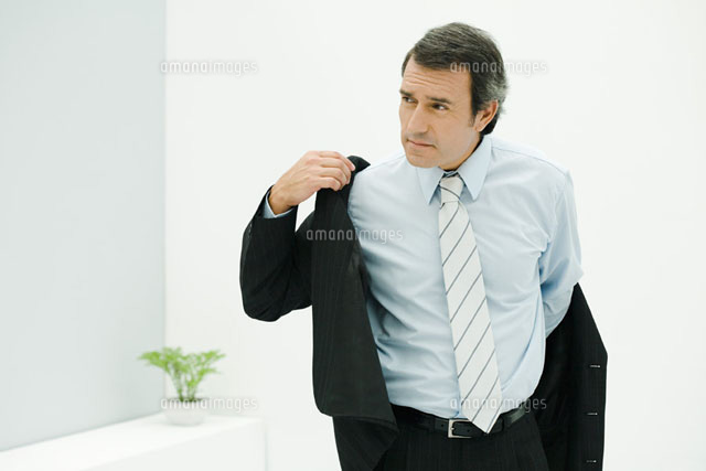 Man in suit putting on jacket,looking away
(c)Ale Ventura/PhotoAlto